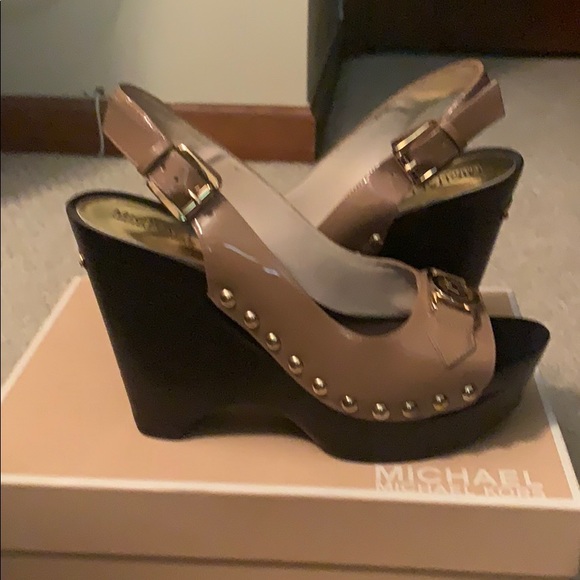 Patent leather studded two tone logo wedge sandals - Picture 2 of 5